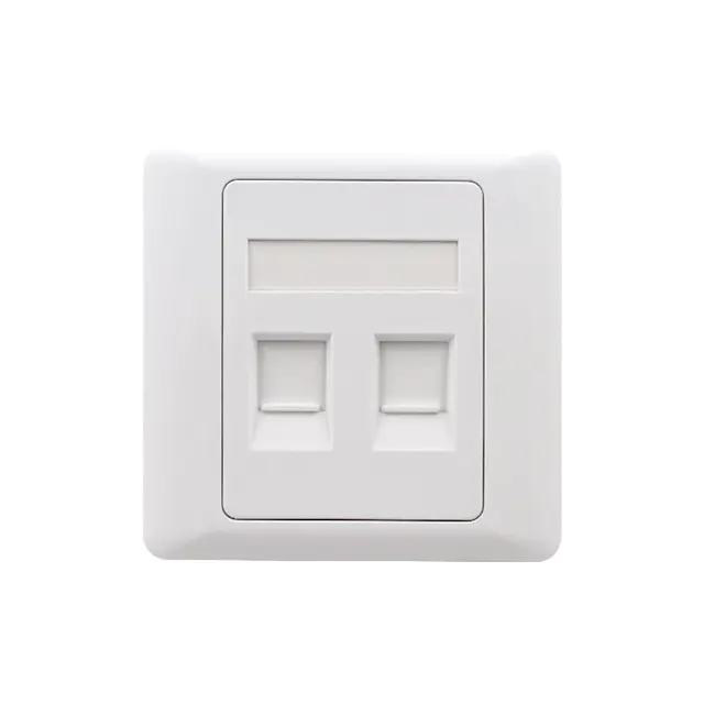Quais são as vantagens do uso de placas de rede com tomadas ou inserções modulares para facilitar a personalização?